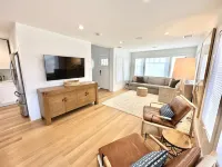 Walk to the Village! Charming modern beachhouse