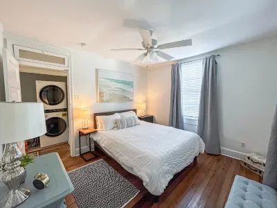 New - Flirty Flamingo Bungalow - close to downtown Hotels in der Nähe von Spanish Moss Trail