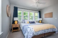 WATER VIEW@MarinaResort w/ POOL + LARGE SunRoom & Patio