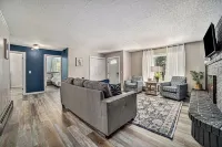 BIRCH COTTAGE - Modern Lake House w/ shared Frontage on Thayer Lake