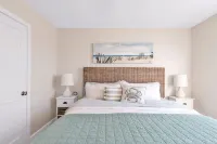 Beautifully Decorated Condo with View of the Pool and Ocean in Perfect Location. - balcony