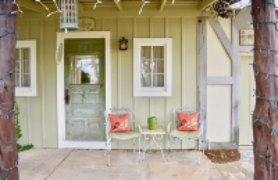 Romantic Ava Haus Cottage. 3 minutes to Main! See our other 4 Ava Haus rentals.