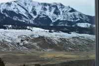Yellowstone Northern Views -- Gorgeous Home. One mile to Yellowstone! Hotels in Gardiner