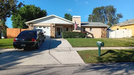 Private room and bathroom  in beautiful Tarpon Spring only minutes to beaches!