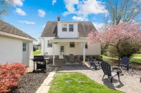 Cottage on Park - Close to Lake!
