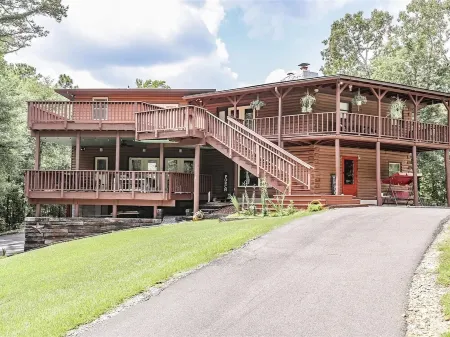 Cabin Retreat 10 min to the Casino & Downtown Water Park White Water Rafting!