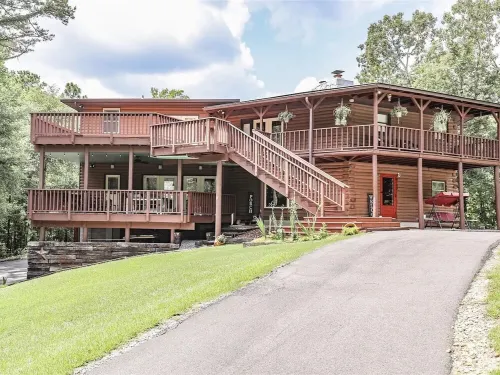 Cabin Retreat 10 min to the Casino & Downtown Water Park White Water Rafting!