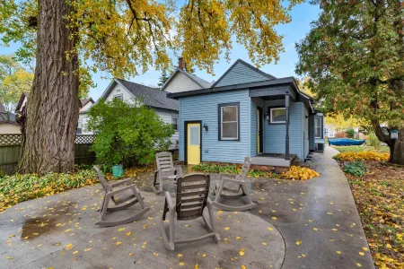 The Suncatcher- Steps to Lake Michigan. Pet Friendly & Fully Fenced