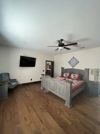 Downtown apartment in Vernon! Отели в г. Вернон