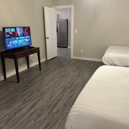 Serenity Oasis w/3 Bedrooms, 2 Baths, 7 Beds and Workspaces. Productive Paradise
