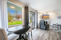 Cozy Retreat: 2Br. Hot Tub. Sea Breeze - 106