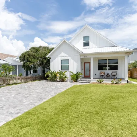 Oasis by the Beach, 2 master Suites, 2 living rooms, Heated pool, steps to ocean