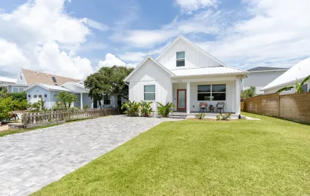 Oasis by the Beach, 2 master Suites, 2 living rooms, Heated pool, steps to ocean