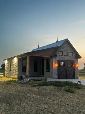 Courtside Cottage next to Pickleball Warehouse. Unique place to stay! Hotels in Lawrence County