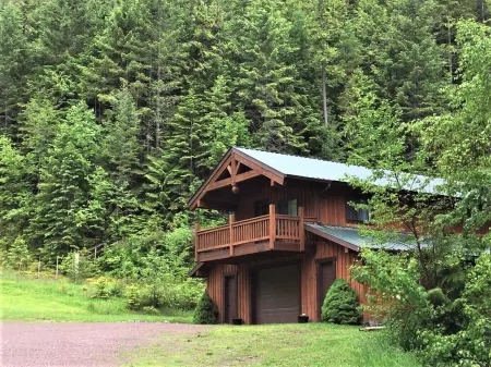 Get away from the stress and strain of life at this romantic mountain cabin.