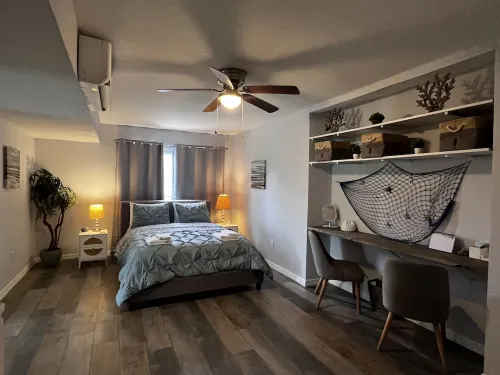 SeaShell Suite on Waterfront Property with Free Kayaks, Bikes and Fishing Poles Hotels in North Port