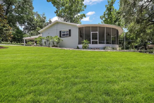 3 min drive to DT Mount Dora!