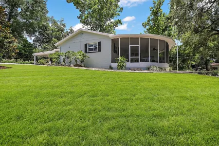 3 min drive to DT Mount Dora!