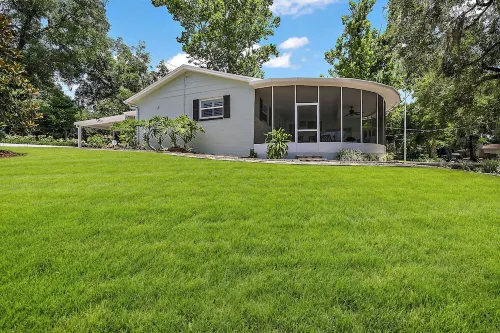 3 min drive to DT Mount Dora!