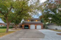 Half Acre Spacious 5-bedroom 4 bath farmhouse with WiFi, AC in Phoenix with pool 阿爾罕布拉住宿飯店
