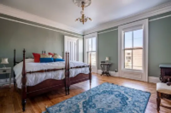 Entire Victorian Mansion - Near Main St & Farmer’s Mkt - Sleeps12