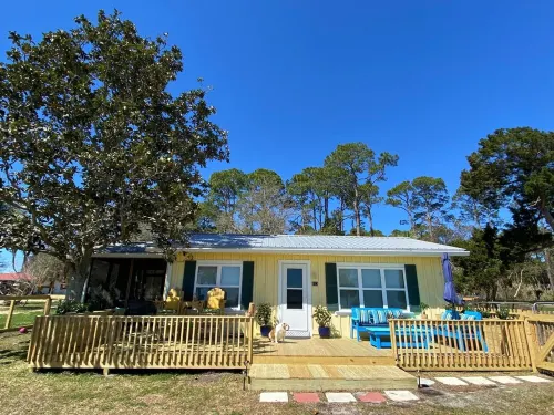 Bayfront, Water View, 5 min to Beach, Fenced-in Yard, Fire Pit, Pet Friendly