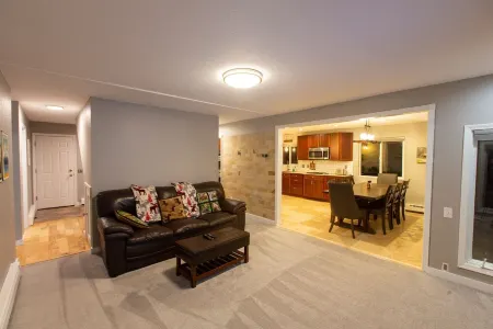 Quiet large home in South Anchorage to launch your Alaska Adventure! Отели рядом с достопримечательностью «Зоопарк Аляска»