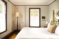 Designer Mountain Farmhouse ~ Hot Tub ~ Sunset Porch ~ Chef's Kitchen ~ Firepit Hotels in Roxbury