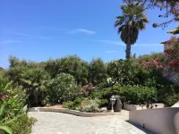 Shorefront villa offers great amenities and views giving onto the beach below Hotels in Corbara