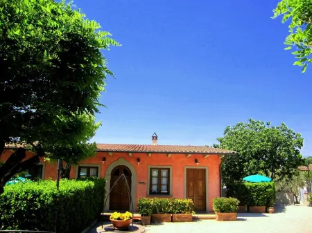 ORANGE APARTMENT in Poggio alla Cavalla farmhouse in the heart of Tuscany Отели в г. Лампореккьо