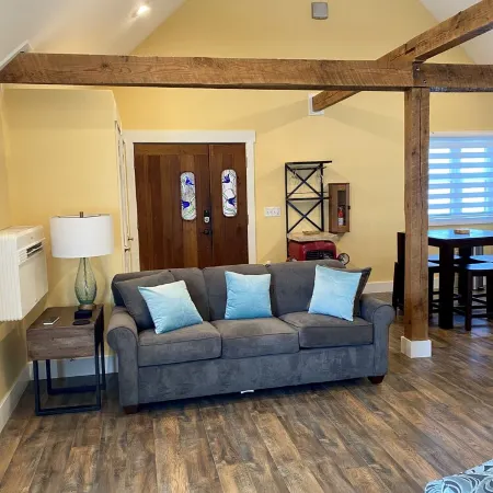Ellie's Loft brand new downtown Nashville, IN! Отели в г. Нашвилл