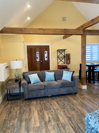 Ellie's Loft brand new downtown Nashville, IN!