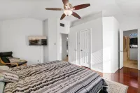 Comfy King Bed & Big Yard - Near Round Rock Donuts