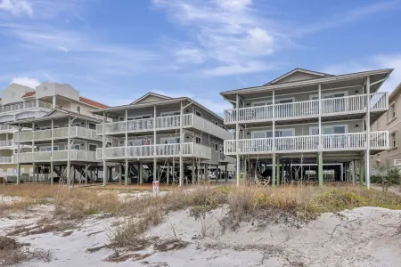 Lovely Condo Steps to beach…wow Sunsets.. Отели рядом с достопримечательностью «Тики Гарденс - Индиан-Шорс Бич Аксесс»