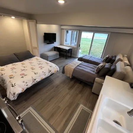 Lakefront Studio Condo~Step into the Lake at Spader Bay