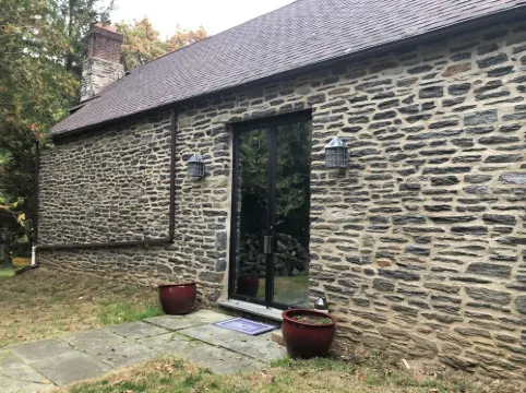 AMAZING HUGE GALLERY APARTMENT + FREE PARKING IN PRIME LOCATION