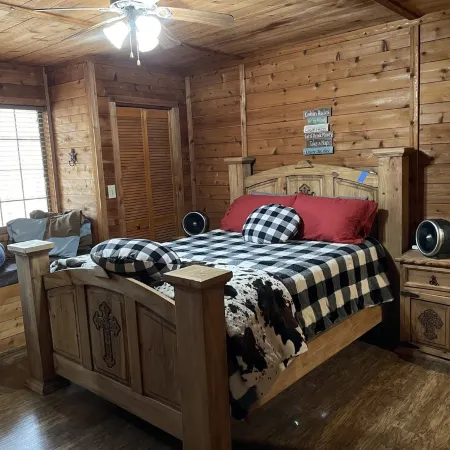 Rustic River Cabin- Located Near the Illinois River!