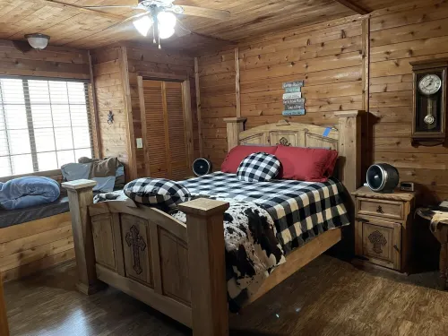 Rustic River Cabin- Located Near the Illinois River!