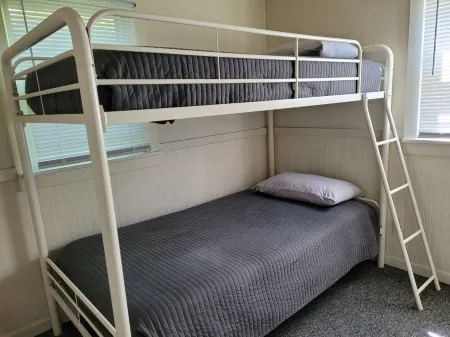 Castaways Cottage on Croton Pond 1)