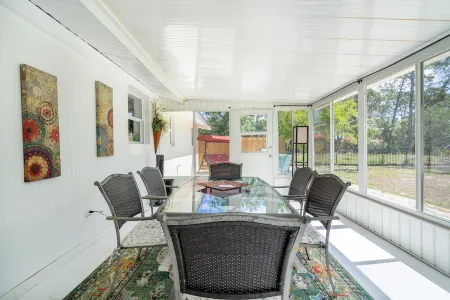 La Niña 5 minutes to Nokomis Beach. Fenced in Yard Pet-Friendly!