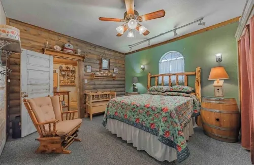 5 cabins+2400 Sq ft Dance Hall!