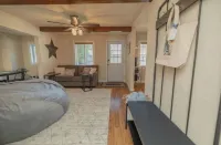 Sandpoint Retreat Sleeps 8 w/ Hottub and Bikes Các khách sạn ở Sandpoint