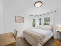 Modern Downtown Lake Oswego Home! Hotels in Lake Oswego