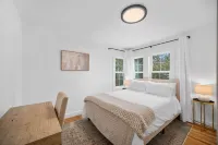 Modern Downtown Lake Oswego Home! 萊克奧斯韋戈附近的飯店