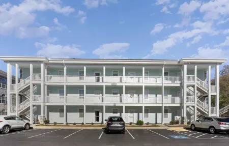 Endless Summer Cozy Condo at Magnolia Place - Golf Course Views! Отели рядом с достопримечательностью «Myrtle Beach Convention Center»