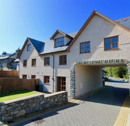 Luxury modern home in the centre of the picturesque town of Llanbedr, Harlech. Отели в г. Llanbedr