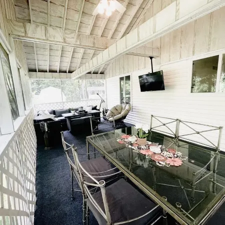 FAMILY FRIENDLY LAKE HOUSE WITH FABULOUS SCREENED PORCH