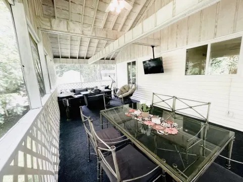 FAMILY FRIENDLY LAKE HOUSE WITH FABULOUS SCREENED PORCH Hotels in Clark County