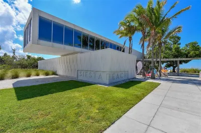 Spacious 4-bedroom house in delightful Sarasota with WiFi, AC Hotels near Beneva Marketplace