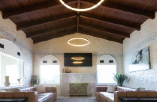 DIAMOND ESTATES: MIAMI - 6 QUEEN, 3 FULL BATH, POOL, BAR ROOM, BALCONY